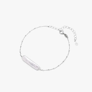 Baroque pearl 925 silver bracelet with adjustable chain on white background