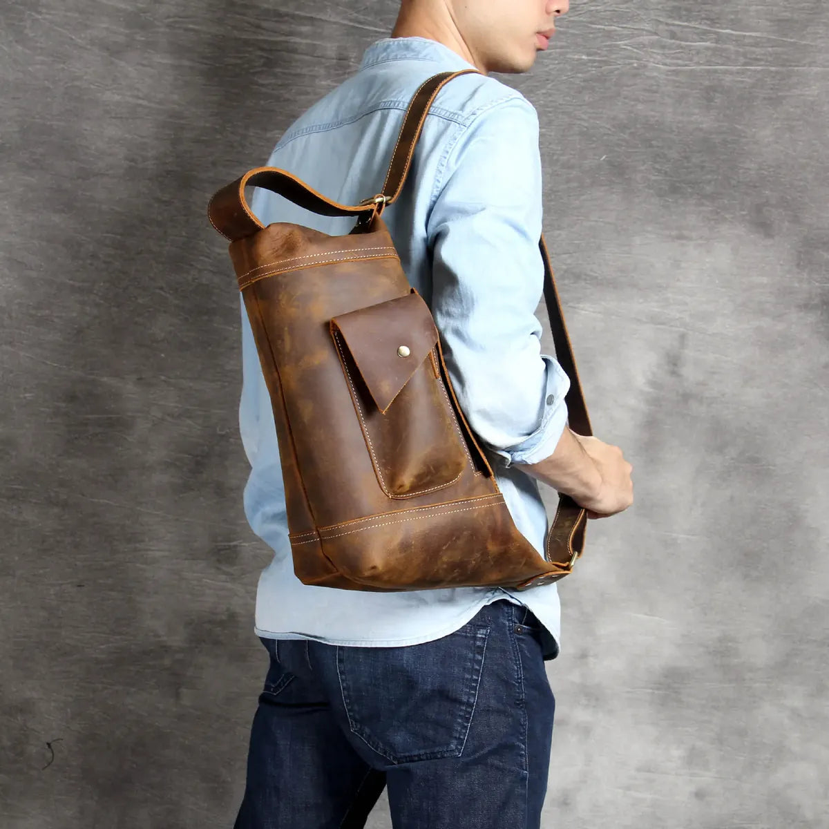Vanguard men’s genuine leather crossbody chest bag in classic brown with adjustable strap and zipper closure, 32×16×42 cm.
